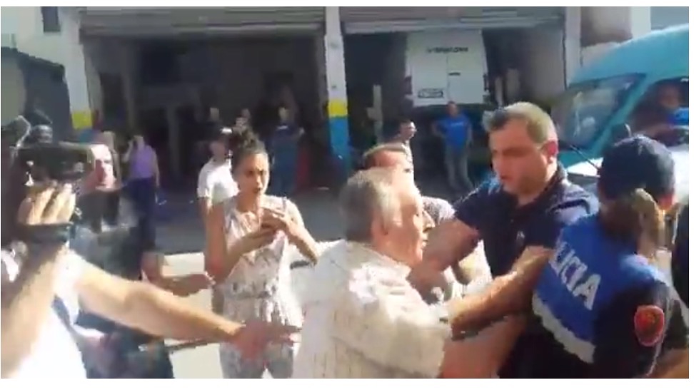 Represion policor. Tërhiqen zvarrë protestuesit në Tiranë.