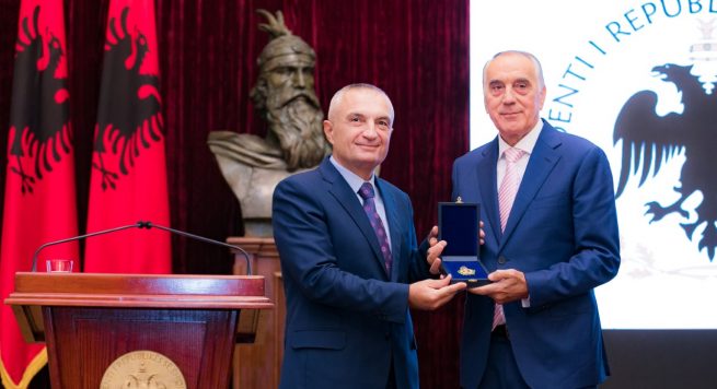Legjenda e basketbollit shqiptar, Agim Fagu dekorohet nga presidenti.