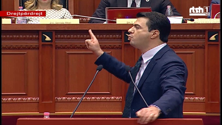 Gramoz Ruçi përjashton Bashën nga seanca. Bllokohet foltorja e parlamentit.
