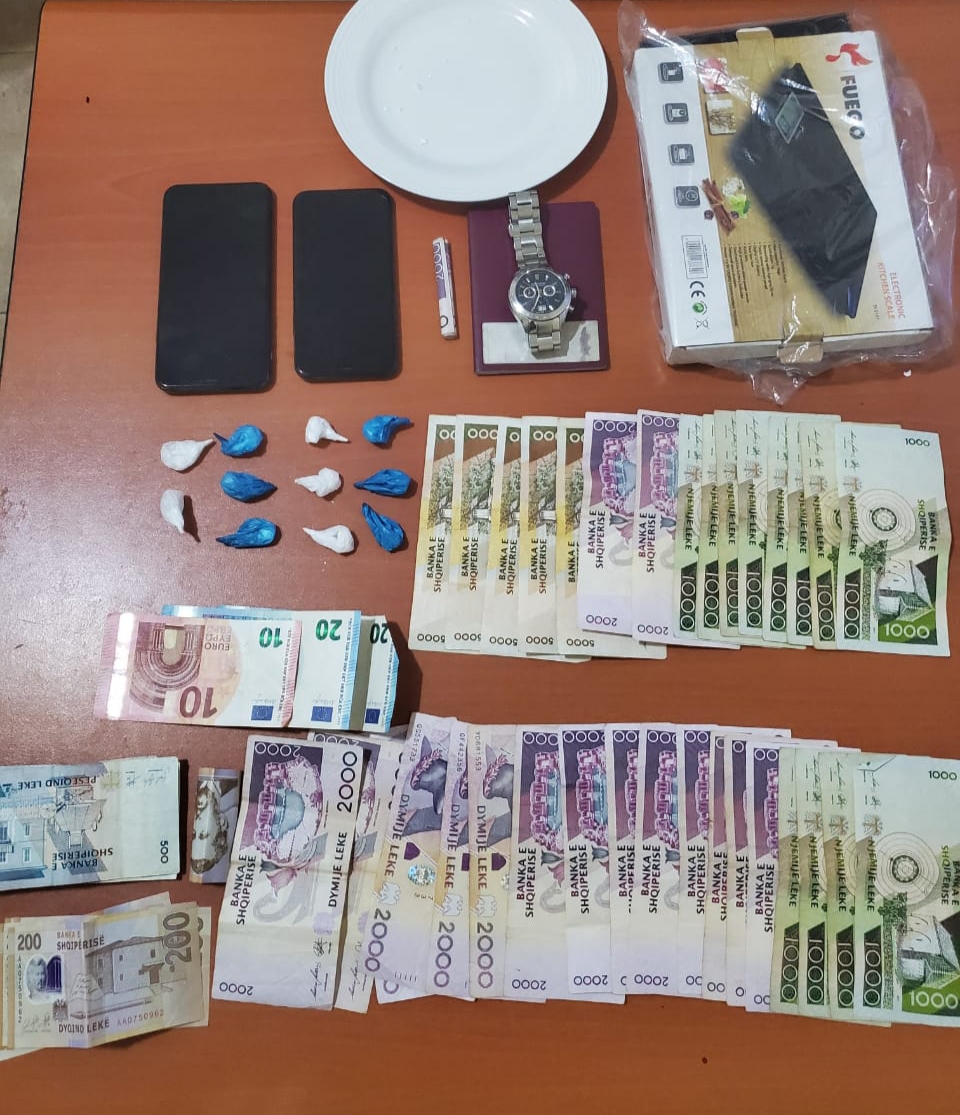 Kokainë për shitje, arrestohet 24 vjeçari. Policia i sekuestron paisjet