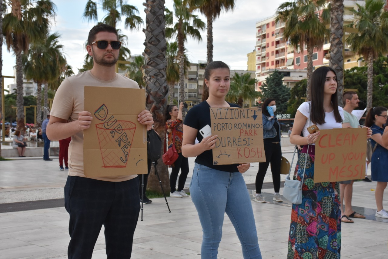 “Largoni mbeturinat, mbroni jetën”, shoqëria civile, opozita lokale  dhe qytetarët e Durrësit në protestë për mbetjet
