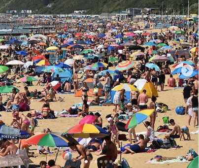 Njerëzit flenë në rërë për të siguruar një vend të nesërmen në plazh, dyndje në bregdet as koronavirusi nuk i zmbraps