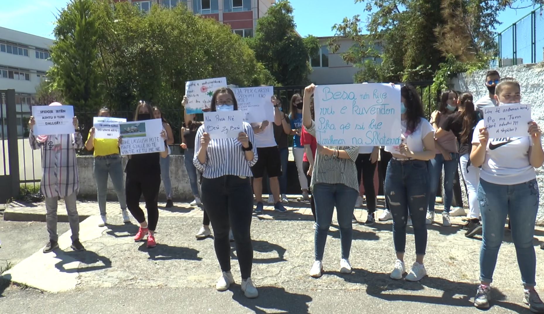 Maturantët e Durrësit në protestë, kundërshtojnë provimin e Gjuhës Shqipe dhe Letrësisë