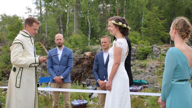 (FOTO) Koronavirusi nuk i ndalon të martohen! Nusja norvegjeze dhe dhëndri suedez martohen në kufi