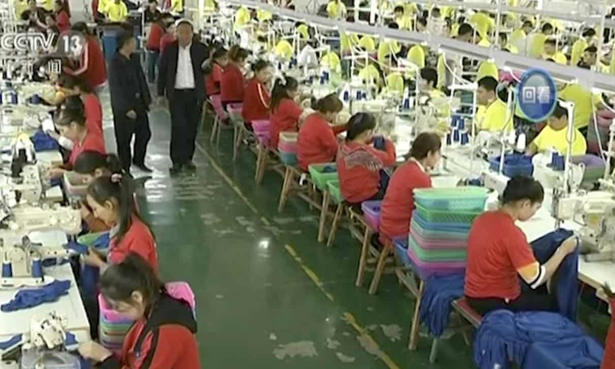 Investigimi/ Markat më të njohura në botë furnizohen nga fabrikat çnjerëzore në Kinë… 1.8 mln njerëz, në kampe të punës së detyruar