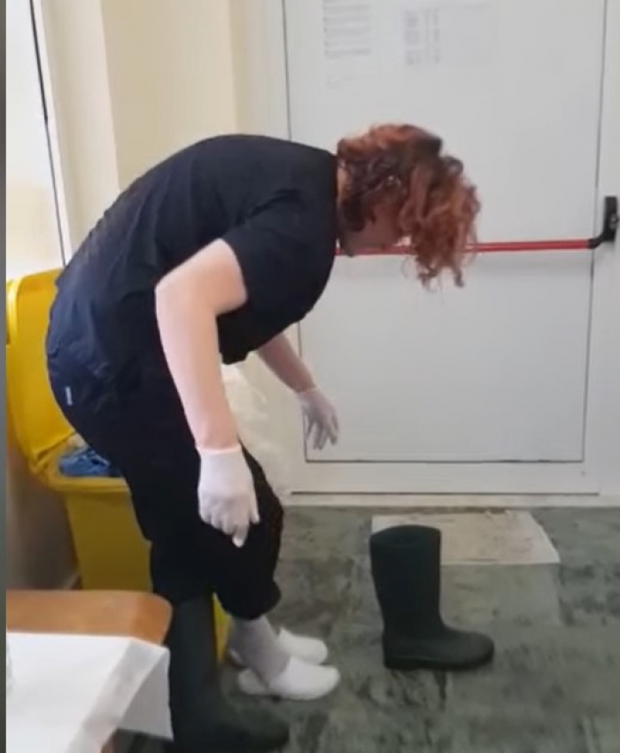 La postin për të luftuar Covid, kryeinfermierja Ana Luca ndan videon ku kullon çizmen mbushur me djersë: Më janë zbardhur flokët, më është rrudhosur fytyra…