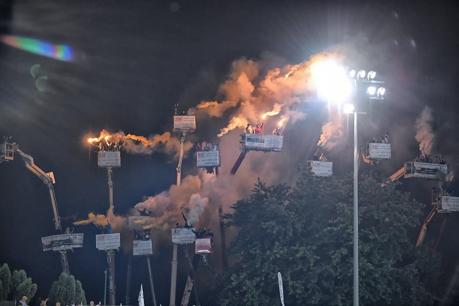 Polakët bëjnë “shpikjen, distancim social në majë të vinçave, per te ndjekur garen !