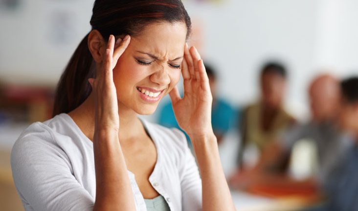7 kurat natyrale që ndihmojnë në lehtësimin e dhimbjeve të kokës