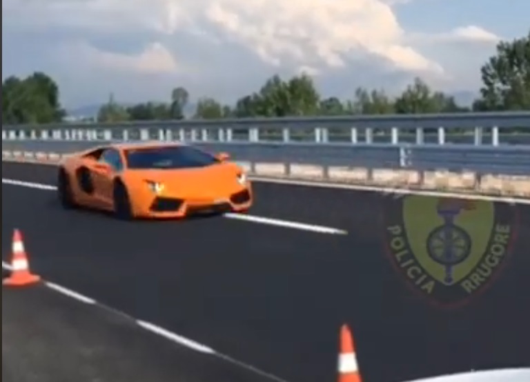 “Është e papranueshme”, Policia ‘kap mat’ Lamborghinin me 236 km/h në By Pass-in e Fierit: Mos fluturoni