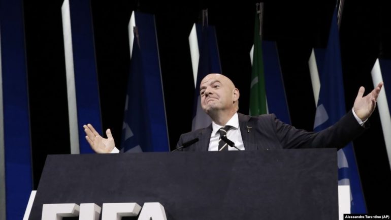 Presidenti i FIFA-s përballet me hetime