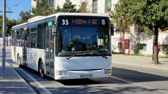 TRANSPORTI PUBLIK rifillon punën, pak njerëz në stacione dhe maskat të detyrueshme. Korriku vetëm me bileta, abonetë shpërndahen në gusht