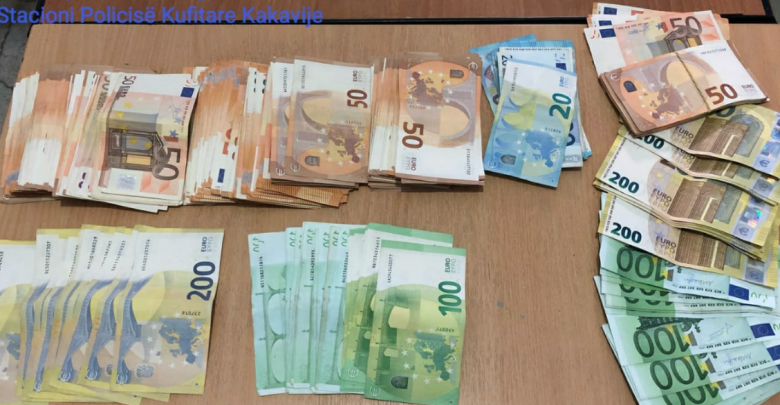 Kapen më shumë se 30 mijë euro të padeklaruara në Kakavijë, procedohen 4 persona, mes tyre 3 të huaj