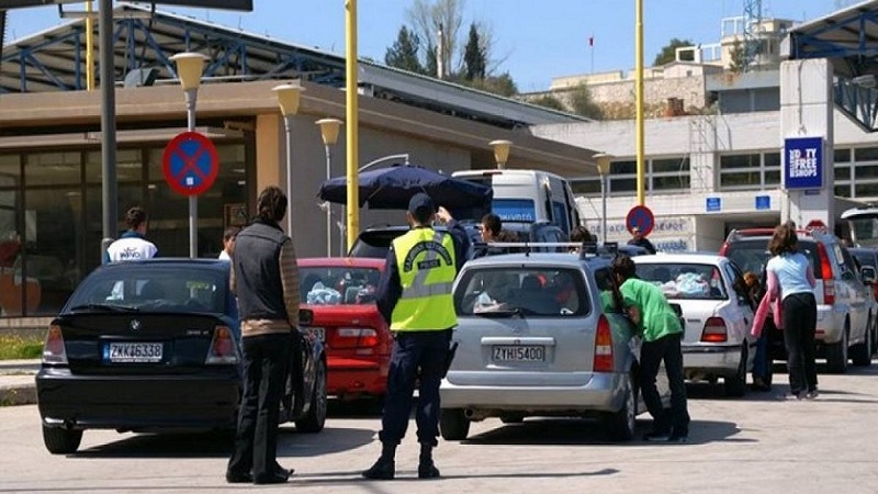 Radhë kilometrike në Kakavijë, shqiptarët dynden për të kaluar drejt Greqisë përpara orarit të mbylljes