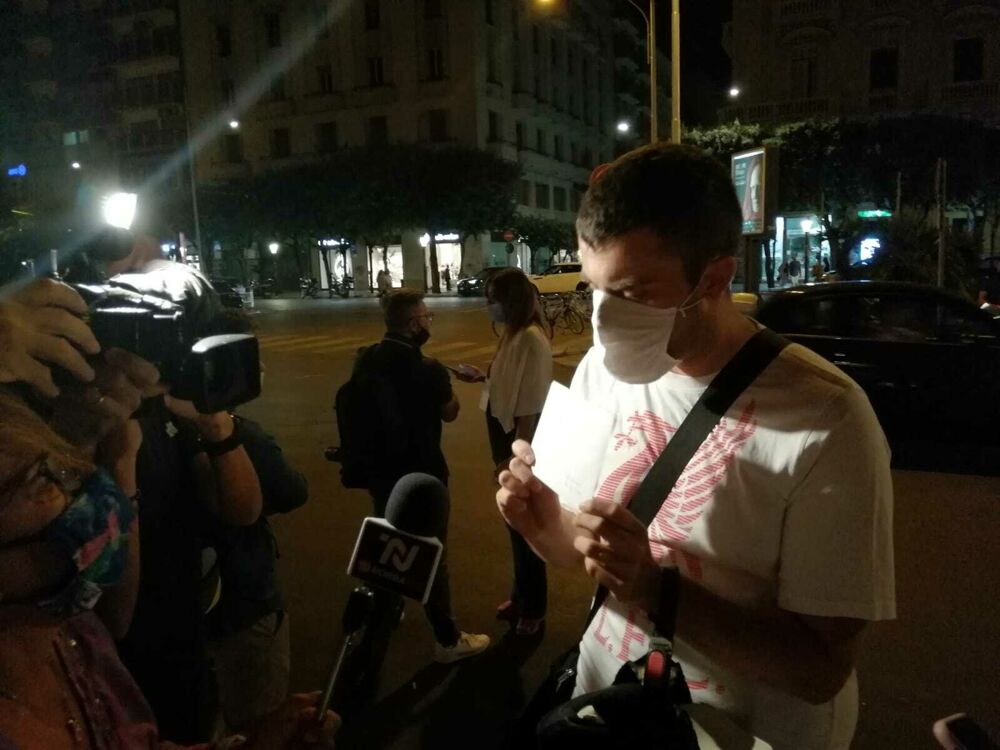 E pazakontë: Aktivisti nga Bari i jep live ftesën ministrit për në dasmë