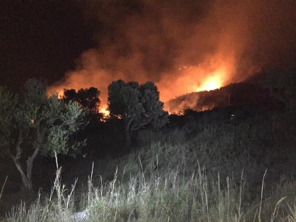 Zjarri masiv  në Kallm, Bashkia e Durrësit: Vijon puna për eleminimin e flakëve