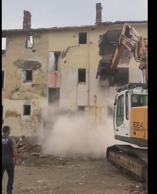 Të dëmtuar nga tërmeti, IKMT, prish 12 pallate në Valias