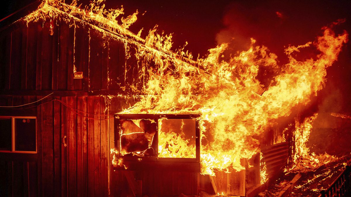 Vazhdojnë zjarret masive në Oregon , mbi gjysmë milioni njerëz shpërngulen për shkak të flakëve