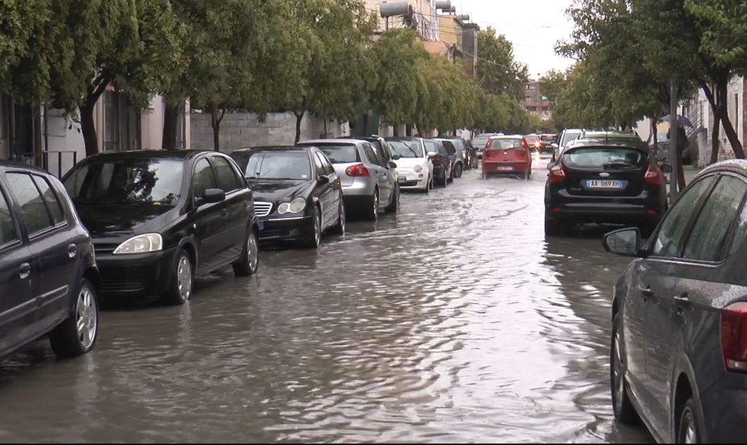 Reshjet e shiut, rrugët nën ujë