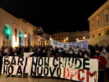 Masat anticovid,barezët zbresin në rrugë: Bari nuk mbyllet përsëri