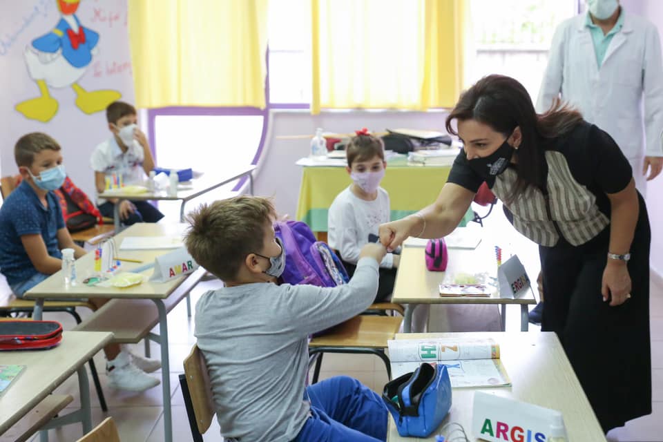 Ministrja Kushi në Vlorë, inspektim të shkollave për masat anti-COVID dhe procesin mësimor