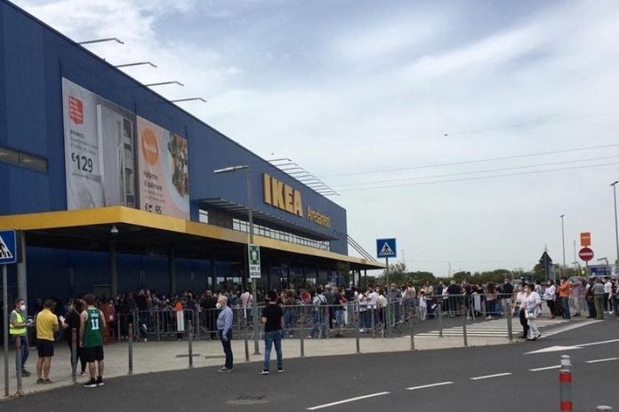 “Frika” për një mbyllje të dytë, qindra njerëz u rreshtuan për të hyrë në Ikea në Bari