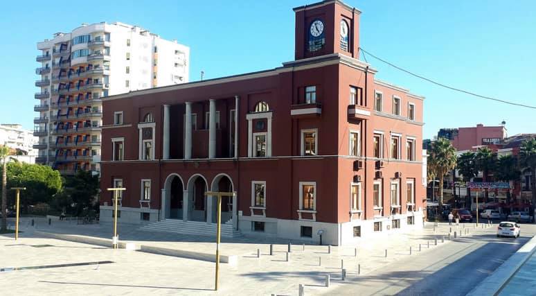 Bashkia e Durrësit njofton plasjen e një ashensori në pallatin e dëmtuar nga tërmeti në lagjen num 5