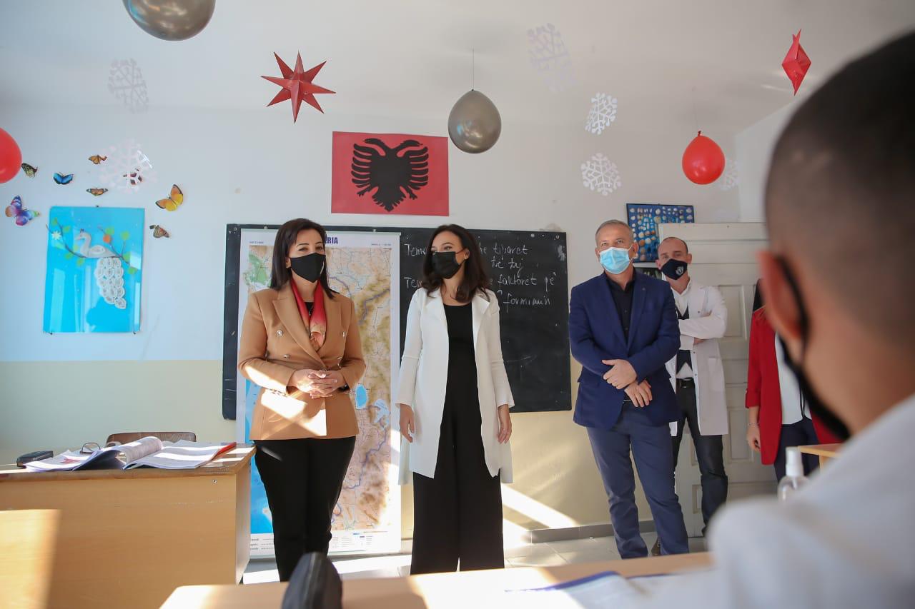Masat Anti-COVID, Ministrja Kushi  vizitë në Vorë, shpërndahen tableta për nxënës të klasave kolektive