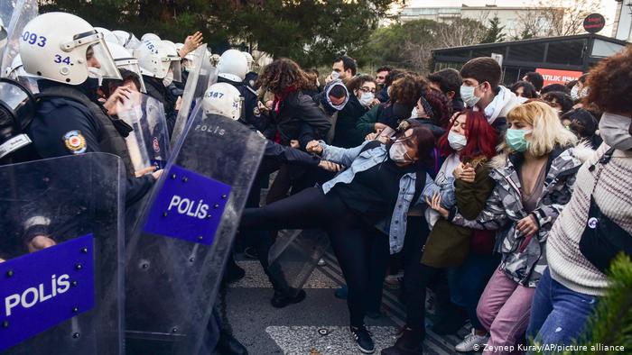 Turqi, ndryshime në stafin pedagogjik, studentët në protesta