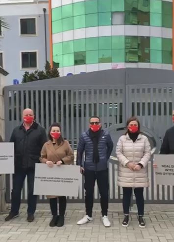 Gjoba ndaj kreut të shoqatës “Durrësi Autokton’, LSI protestë përpara organit blu, proçedim penal për organizatoret