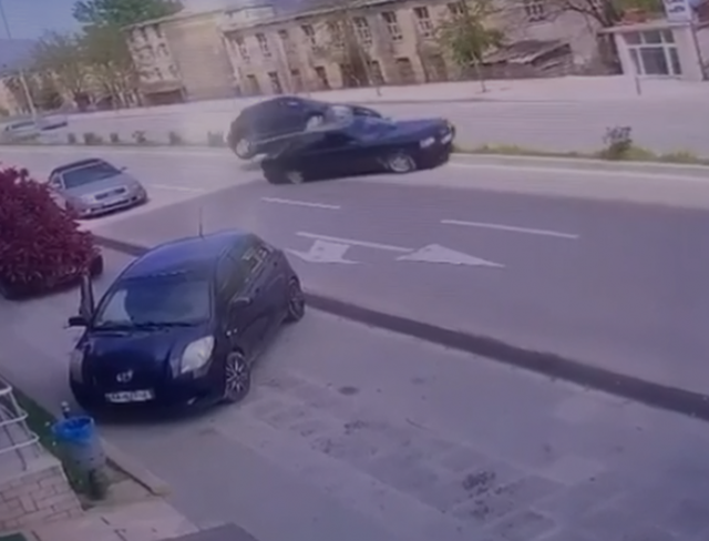 Pamje nga aksidenti i rëndë në Gjirokastër, makinat hipin mbi trafikndarëse (VIDEO)