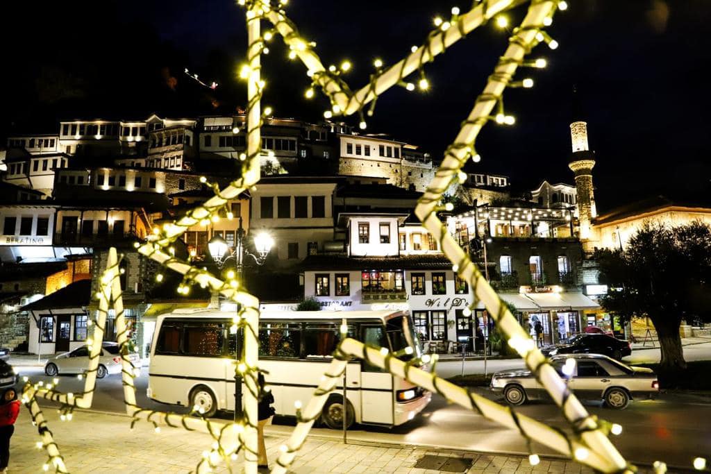 Qyteti i “një mbi një dritareve”, Berati ndez dritat e festave, Rama poston fotot